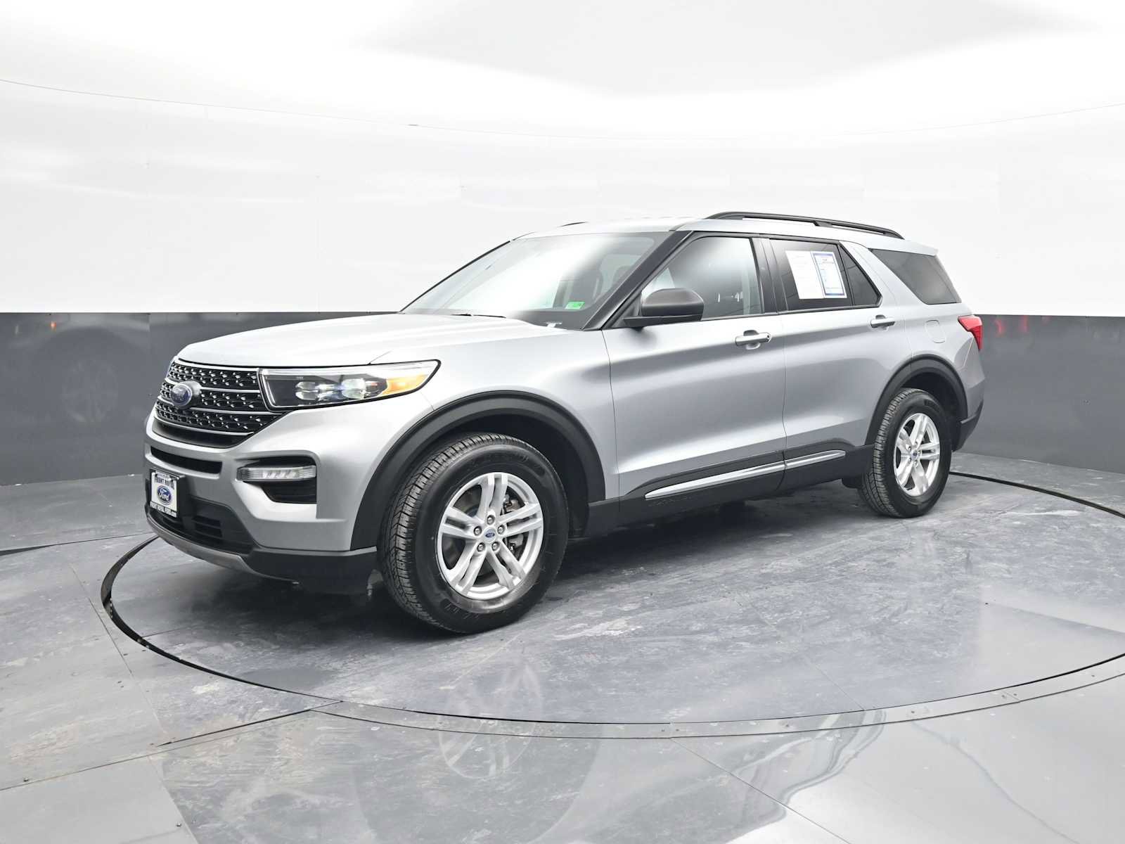 Used 2023 Ford Explorer XLT w/ Equipment Group 202A image 4