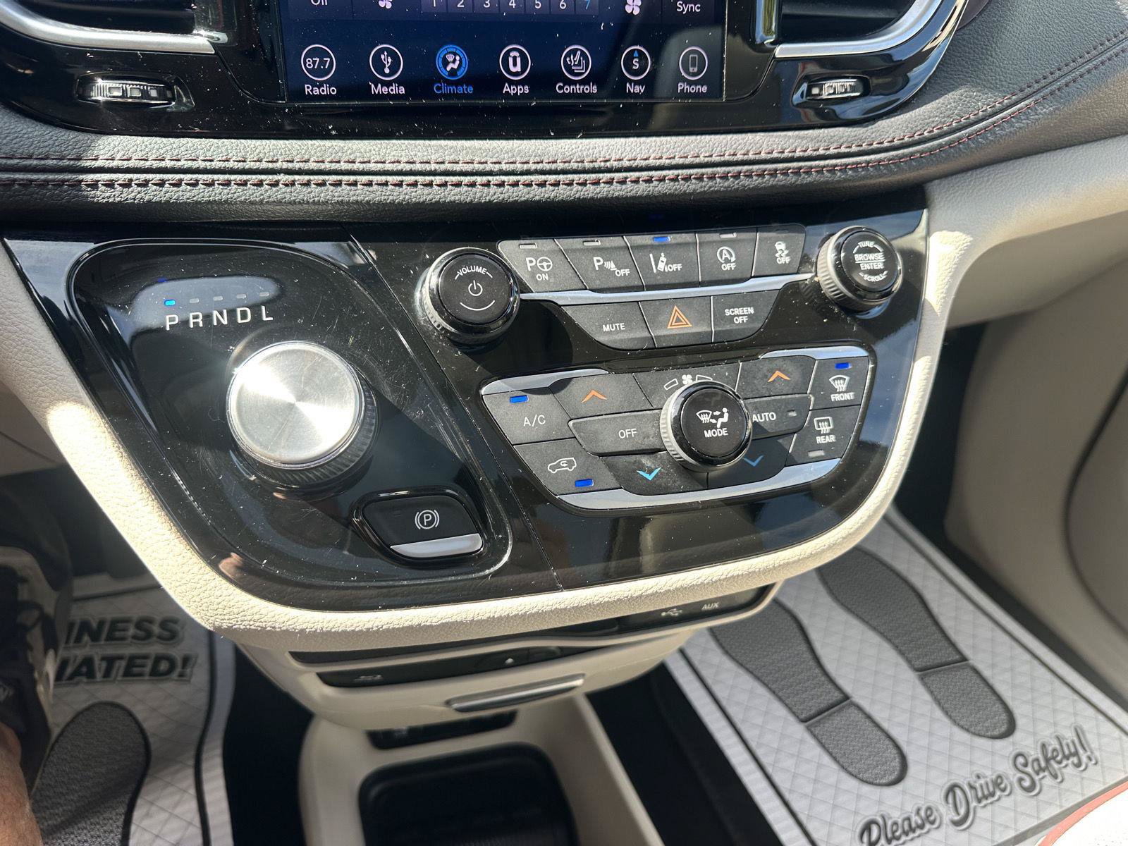 Used 2018 Chrysler Pacifica Limited w/ Tire & Wheel Group FWD image 36