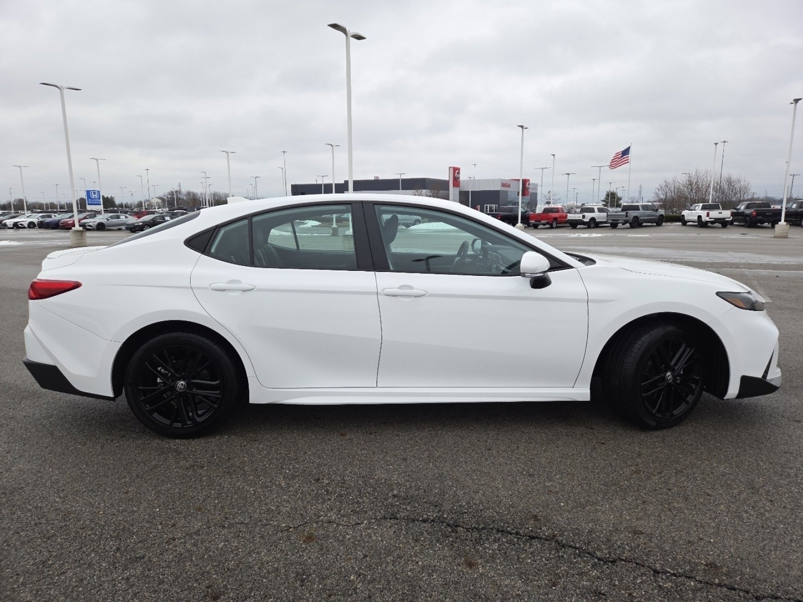 Used 2025 Toyota Camry SE w/ Convenience Package image 18