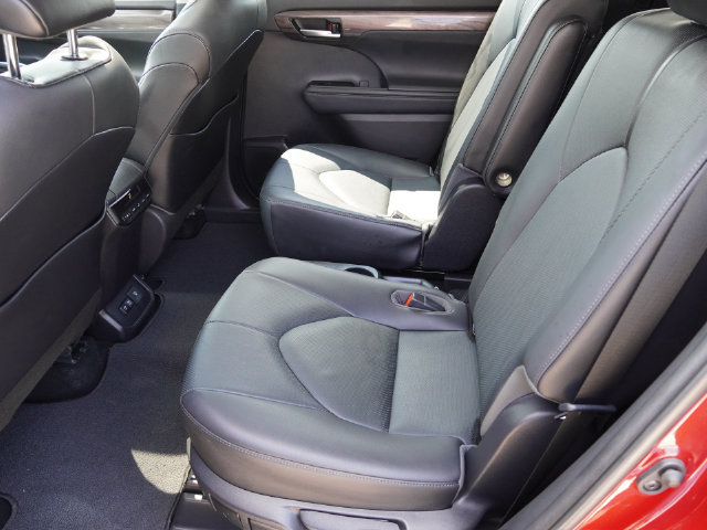 Used 2021 Toyota Highlander Limited FWD image 25