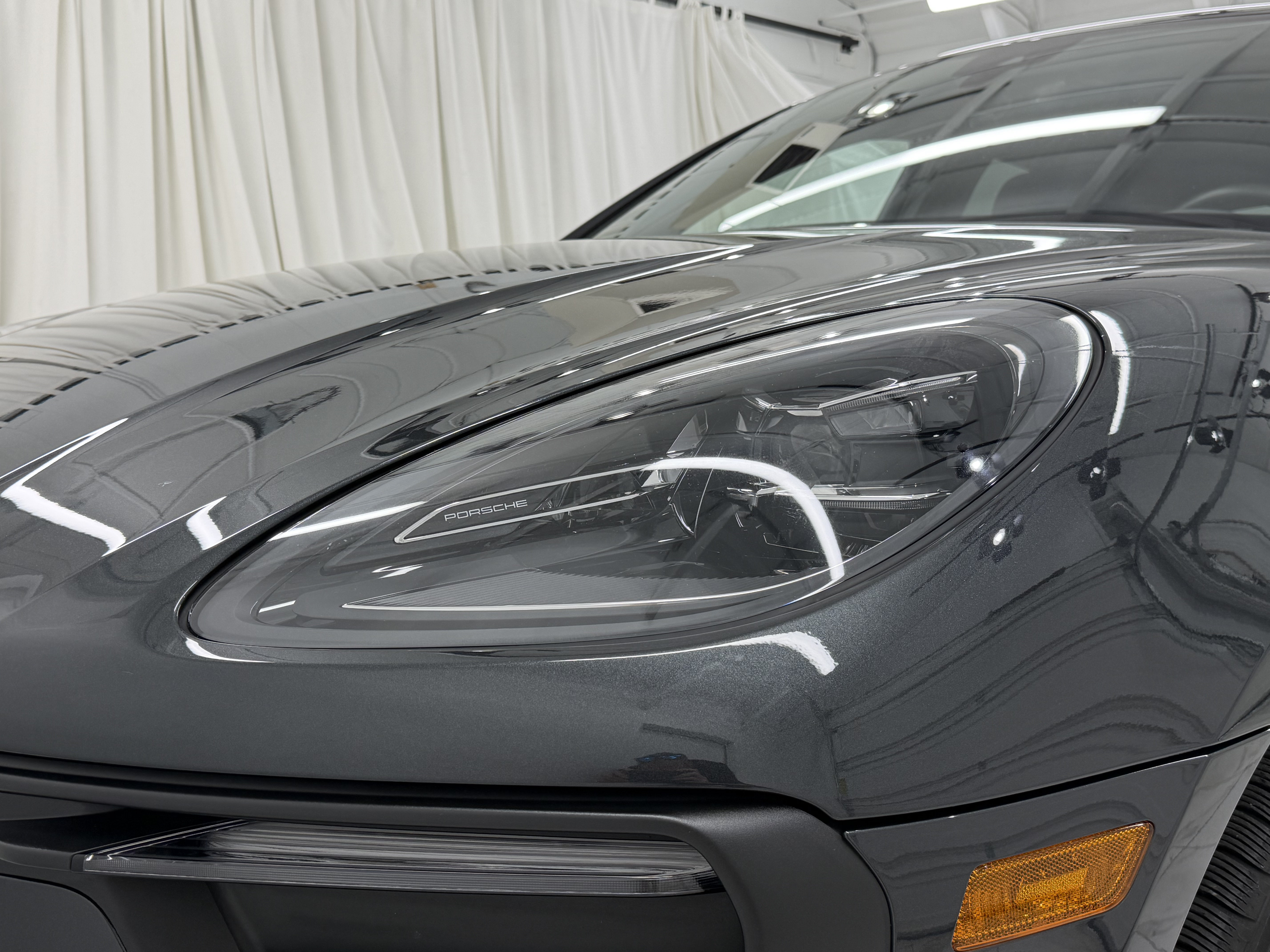 Certified 2024 Porsche Macan AWD/4WD image 17