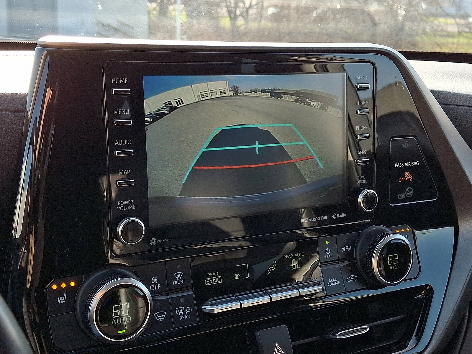 Used 2020 Toyota Highlander XLE image 22