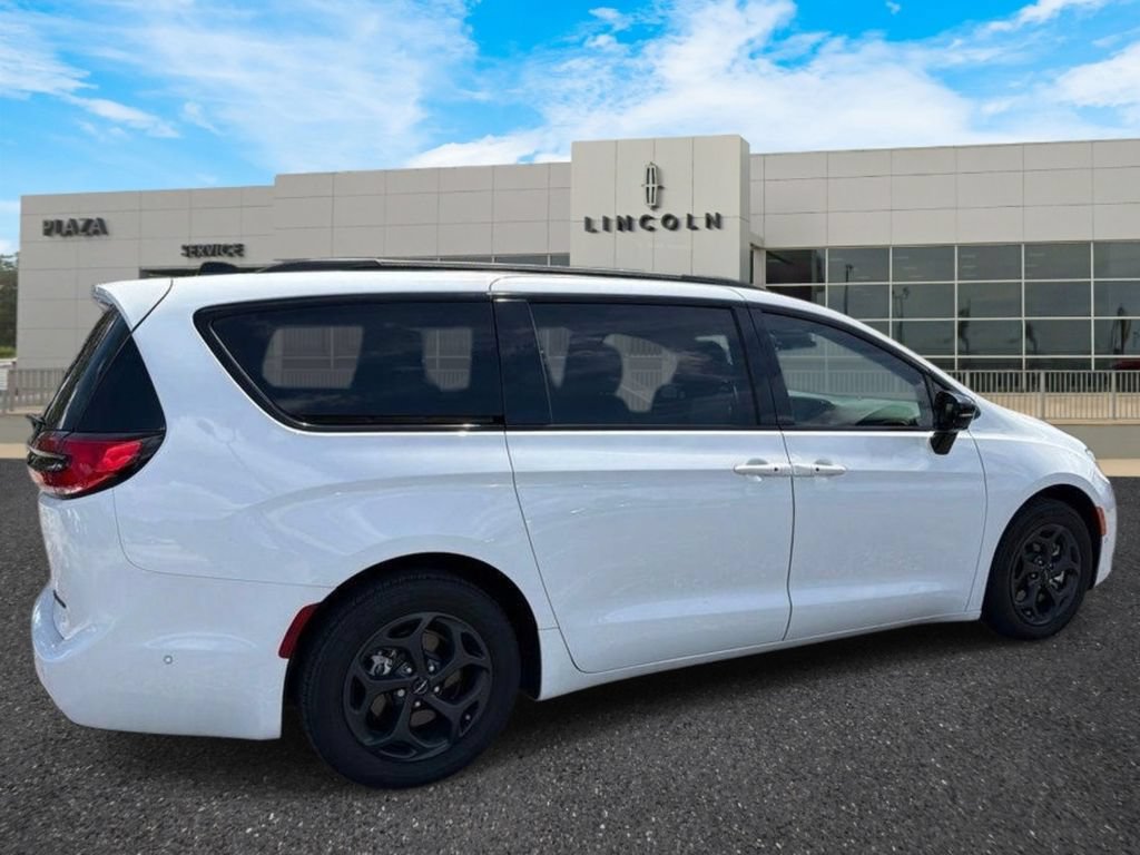 Used 2024 Chrysler Pacifica Premium FWD image 3