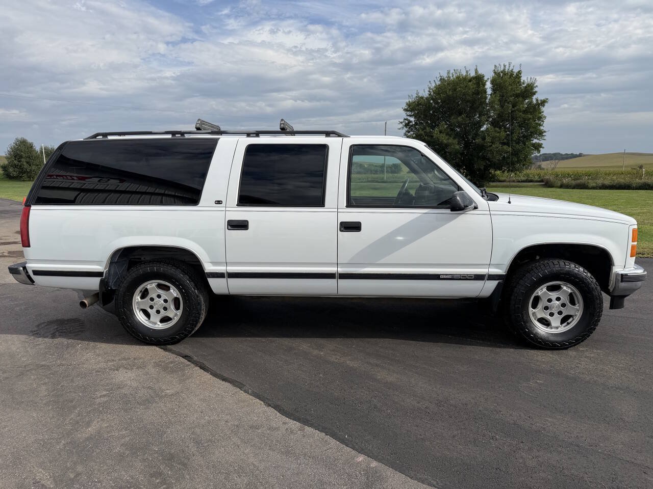Used 1999 GMC Suburban 4WD w/ Marketing Opt Pkg 2 image 8