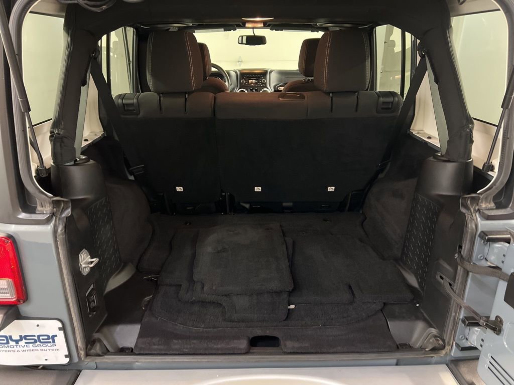 Used 2015 Jeep Wrangler Unlimited Sahara w/ Connectivity Group AWD/4WD image 26