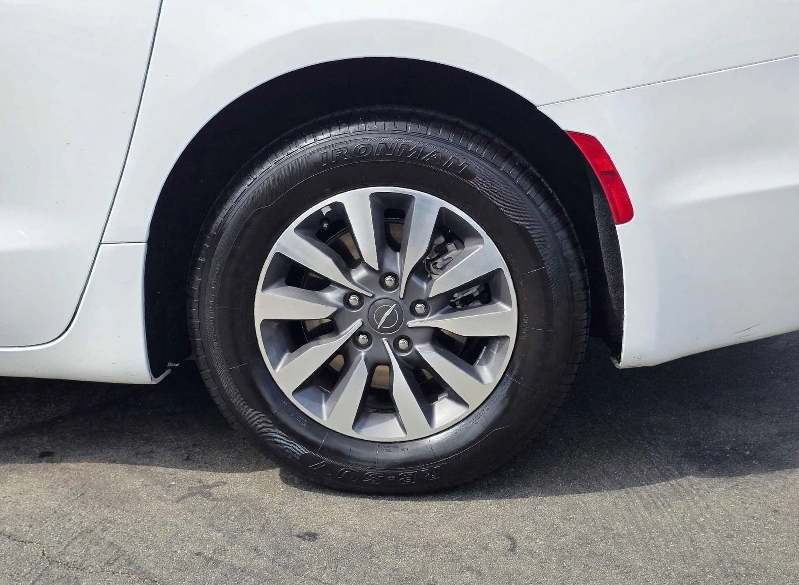 Used 2024 Chrysler Pacifica Limited FWD image 12