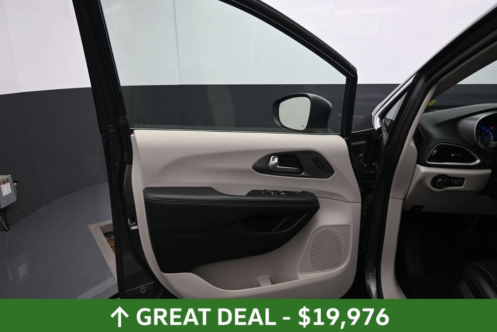 Used 2023 Chrysler Pacifica Touring-L FWD image 20