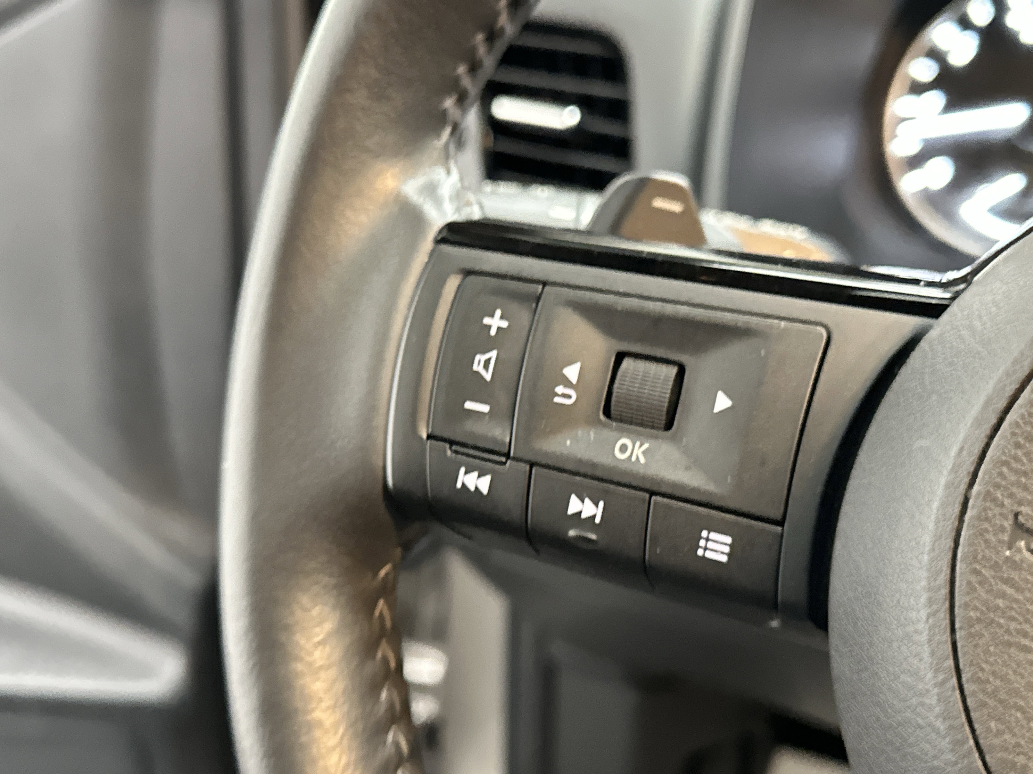 Used 2023 Nissan Rogue SL w/ SL Premium Package image 31