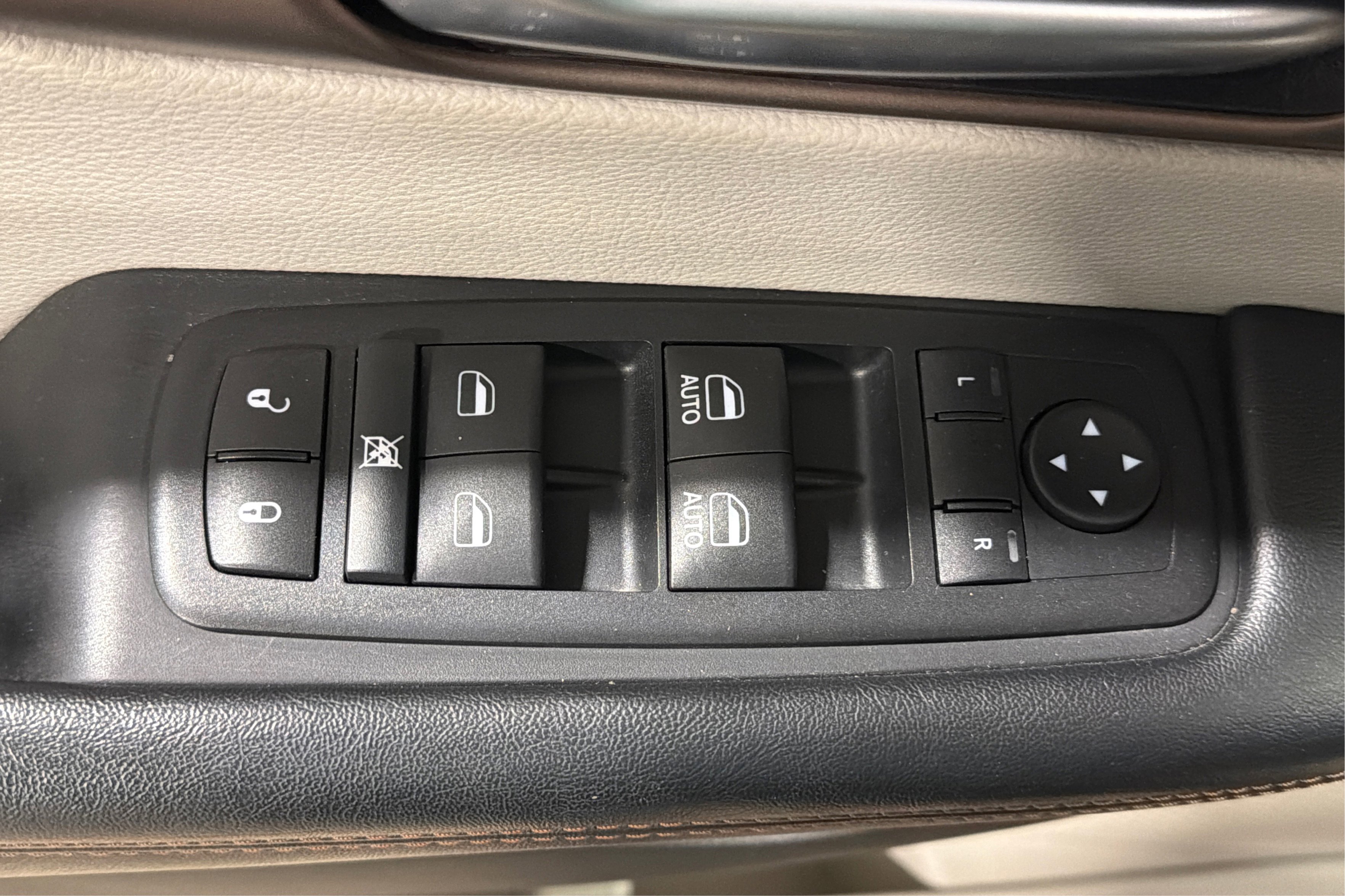 Used 2017 Chrysler Pacifica LX w/ Tire & Wheel Group FWD image 16