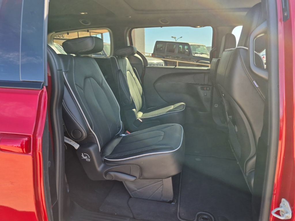 New 2025 Chrysler Pacifica Limited w/ Trailer Tow Group FWD image 32