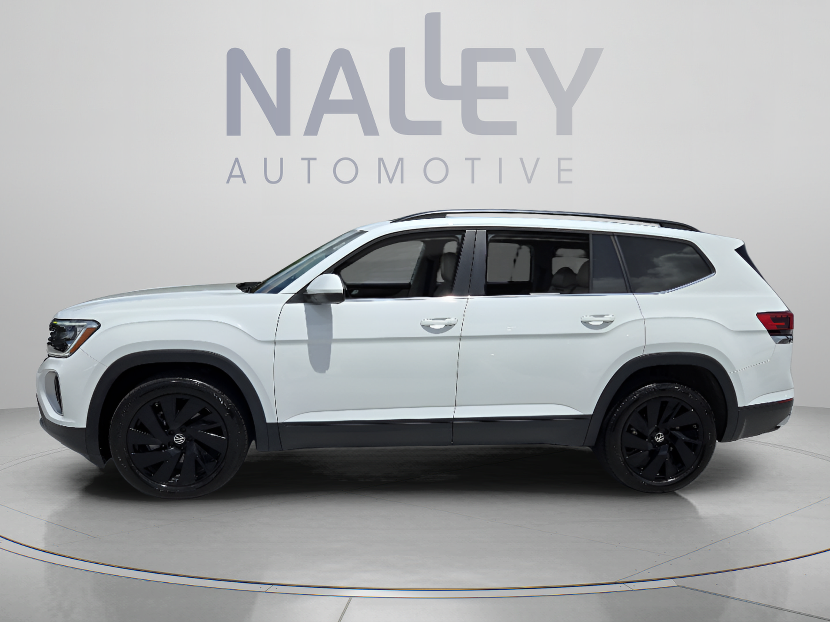 Used 2024 Volkswagen Atlas SE w/ Panoramic Sunroof Package AWD/4WD image 2