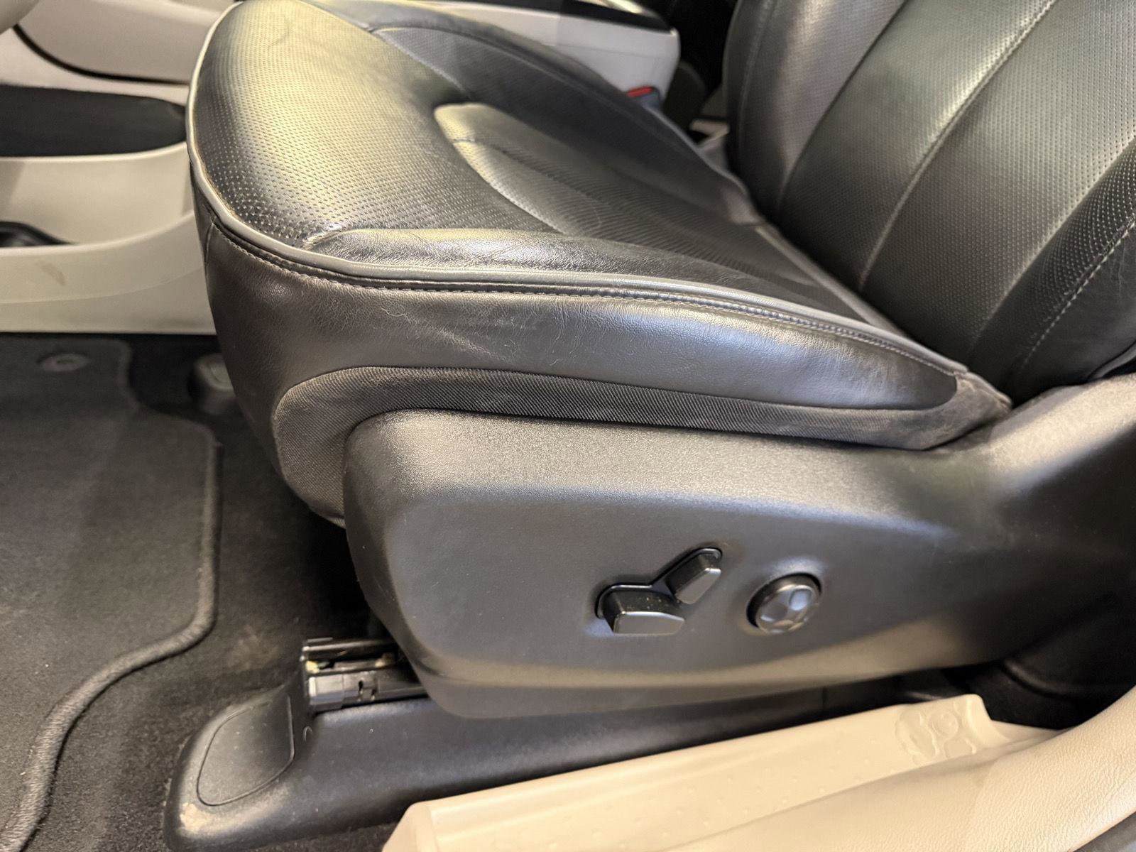 Used 2020 Chrysler Pacifica Limited image 18