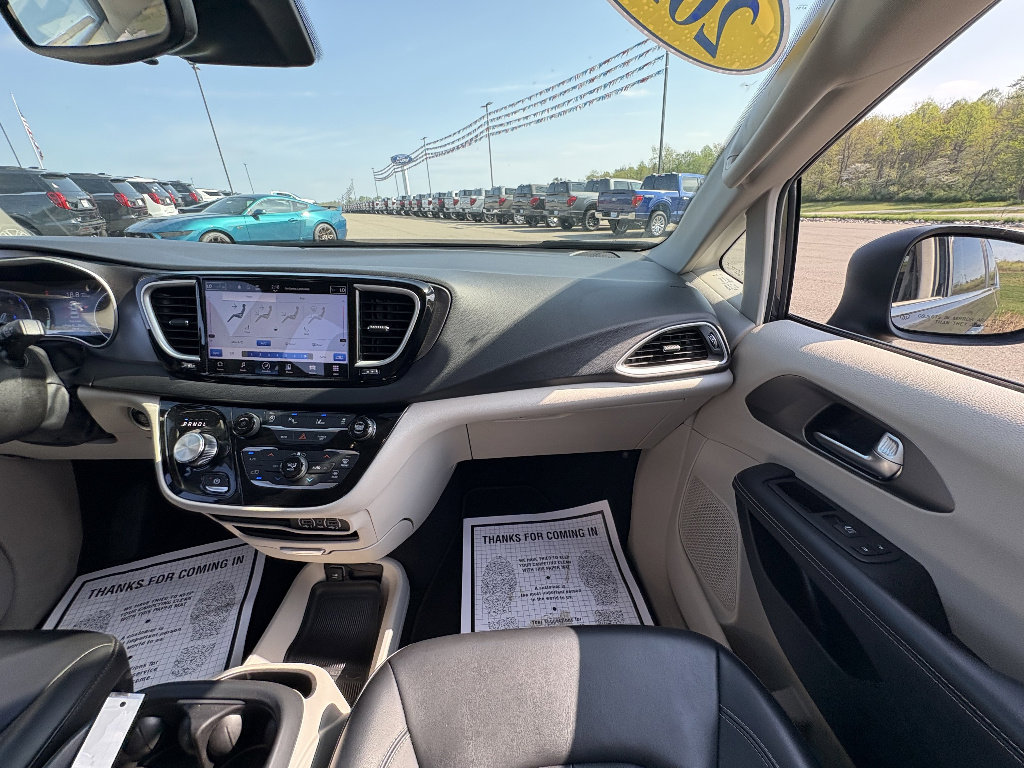 Used 2023 Chrysler Pacifica Touring-L image 24