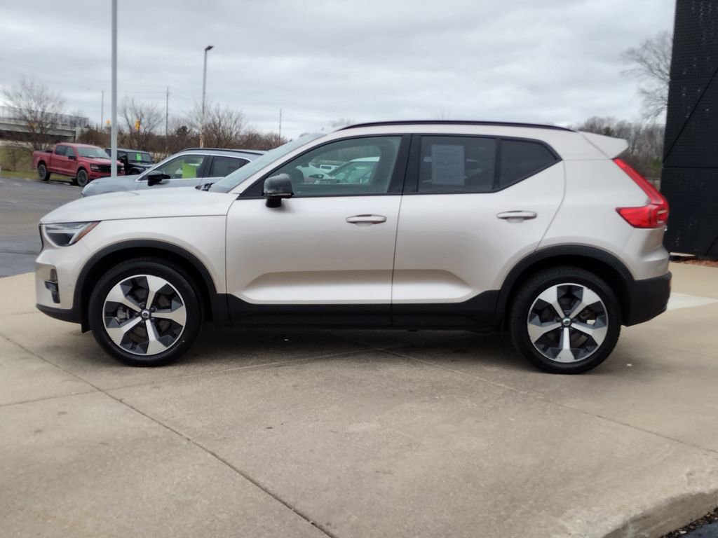 Used 2023 Volvo XC40 B4 Ultimate image 8
