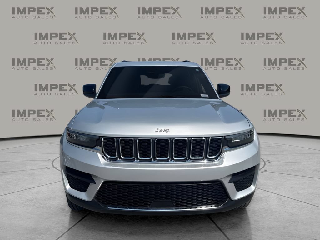 Used 2024 Jeep Grand Cherokee Laredo AWD/4WD image 8
