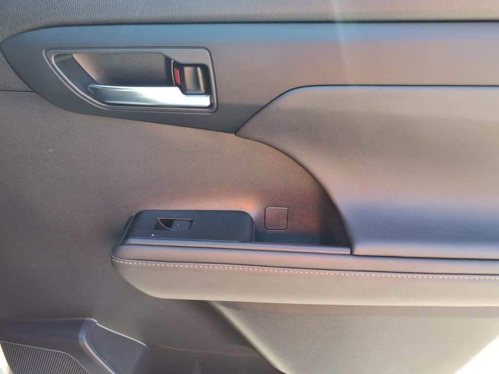 Used 2022 Toyota Highlander XSE image 12