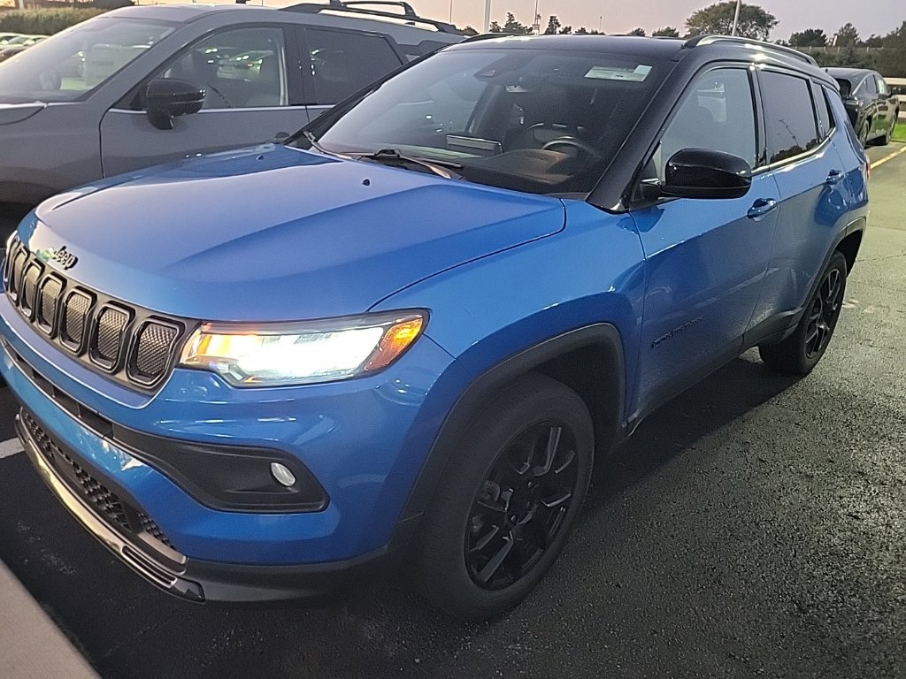 Used 2022 Jeep Compass Latitude w/ Convenience Group AWD/4WD image 3
