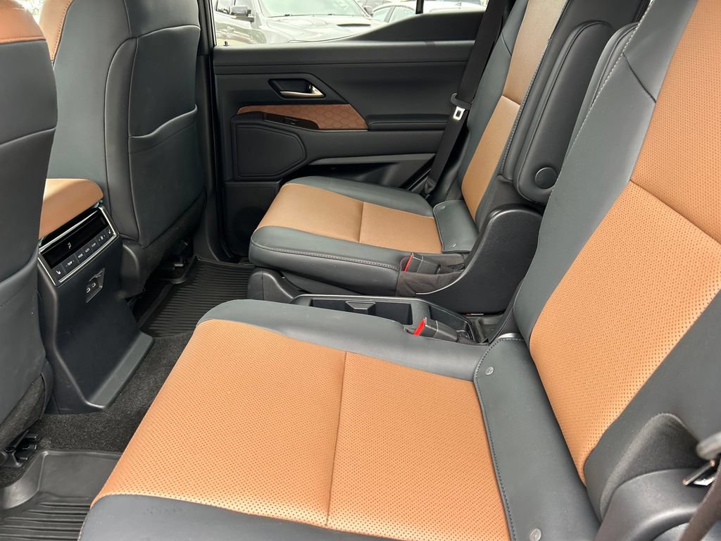 Used 2025 Lexus GX 550 w/ Accessory Package (2T) AWD/4WD image 19