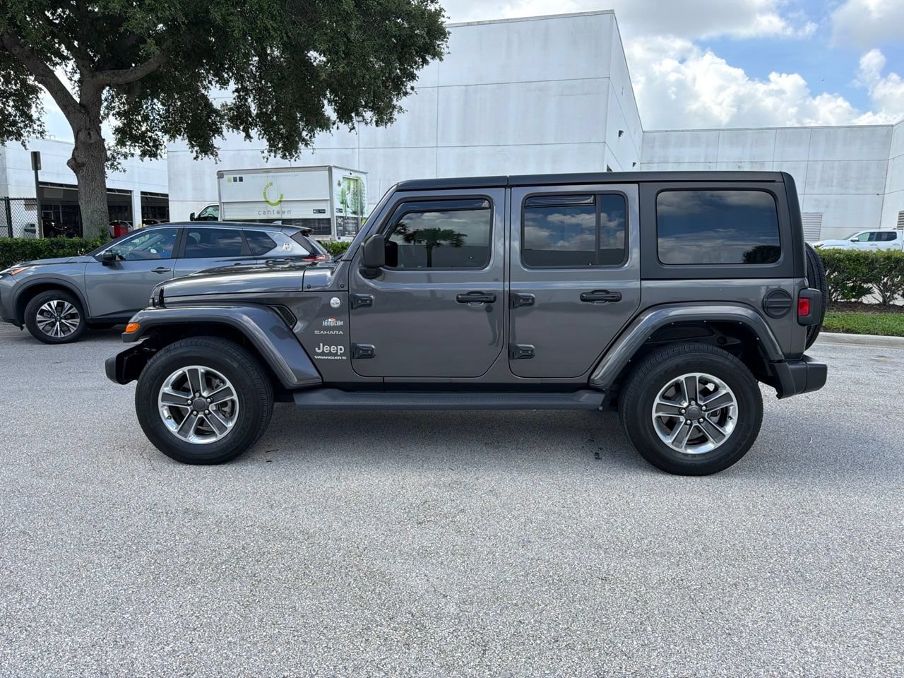 Used 2023 Jeep Wrangler Unlimited Sahara AWD/4WD image 2