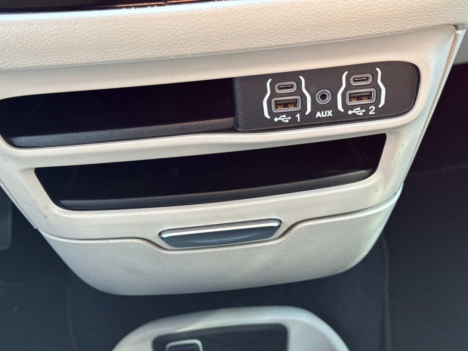 Used 2024 Chrysler Pacifica Touring-L image 35