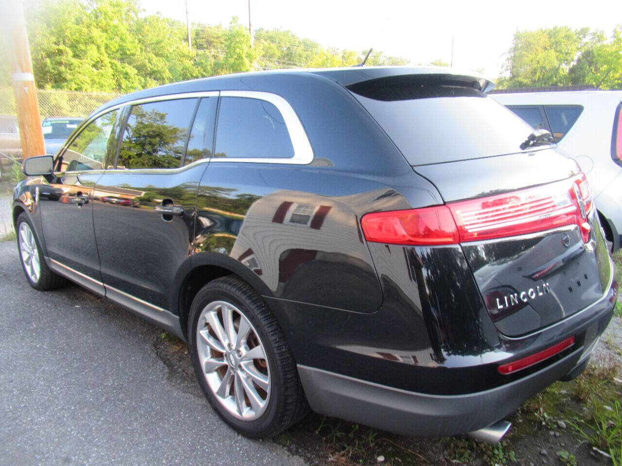 Used 2011 Lincoln MKT EcoBoost AWD 4dr Crossover w/ 201A Rapid Spec Order Code image 5