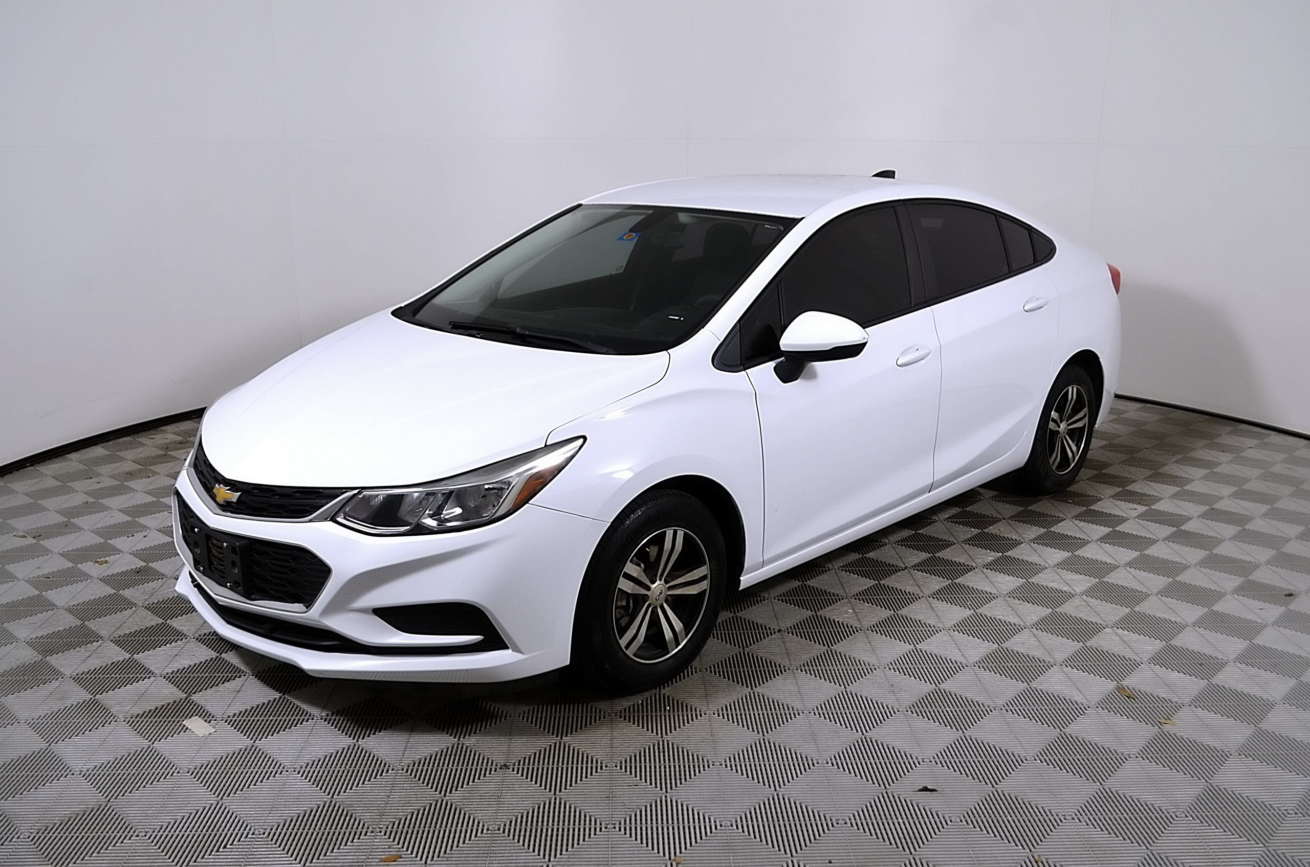 Used 2018 Chevrolet Cruze LS FWD image 4