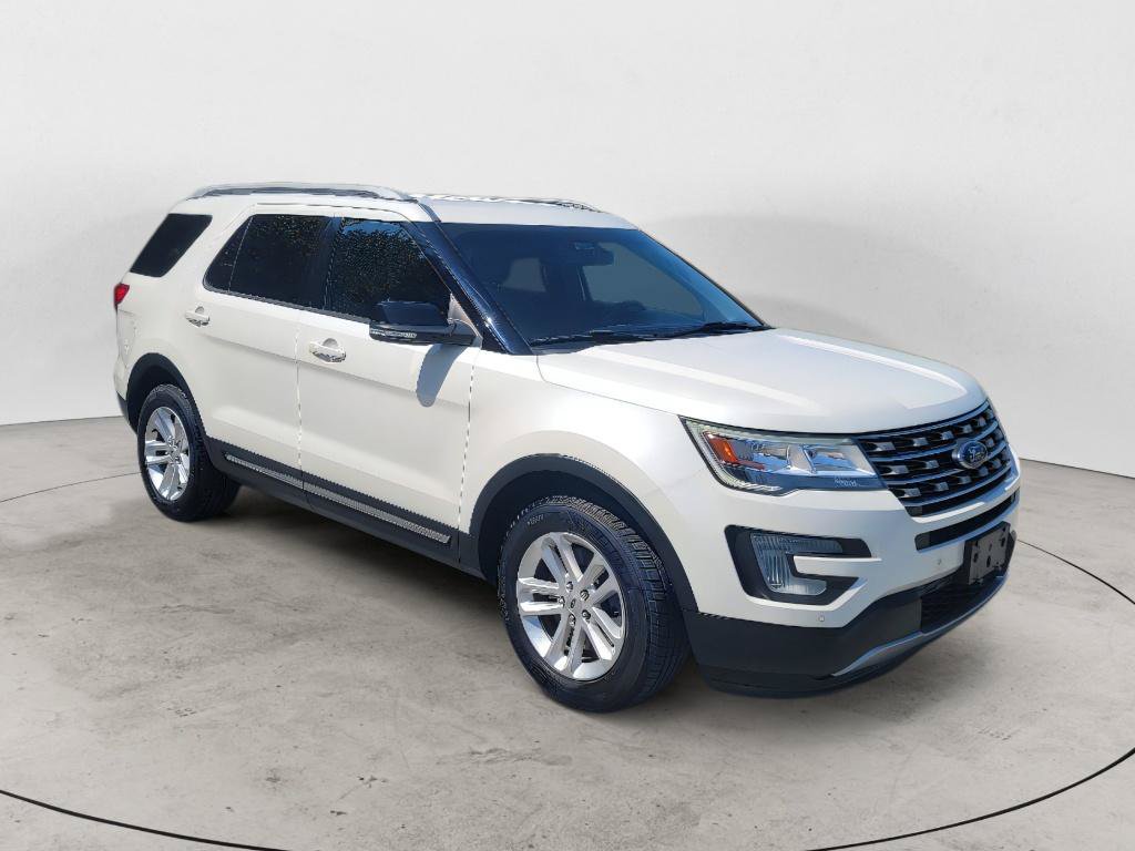 Used 2017 Ford Explorer XLT w/ Equipment Group 202A FWD image 3