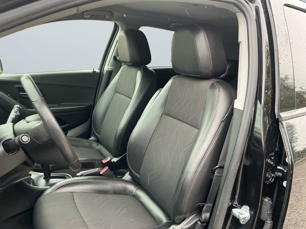 Used 2022 Chevrolet Trax LT w/ Midnight Edition image 9
