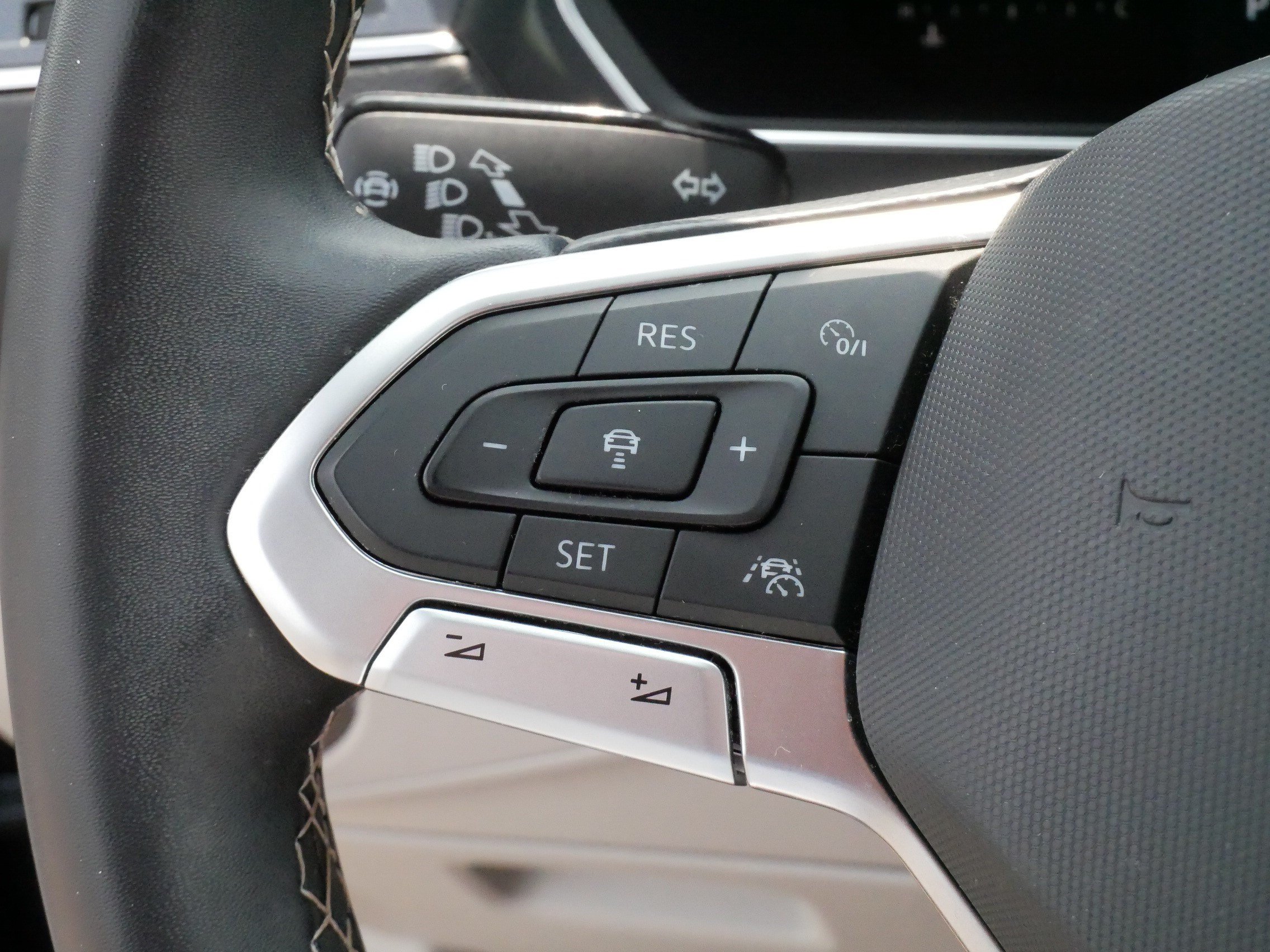 Certified 2023 Volkswagen Tiguan SE R-Line AWD/4WD image 25