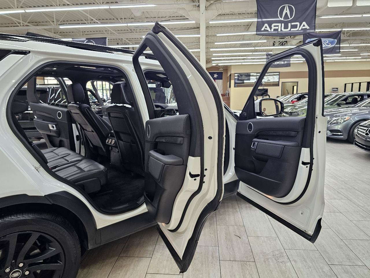 Used 2018 Land Rover Discovery HSE AWD/4WD image 16