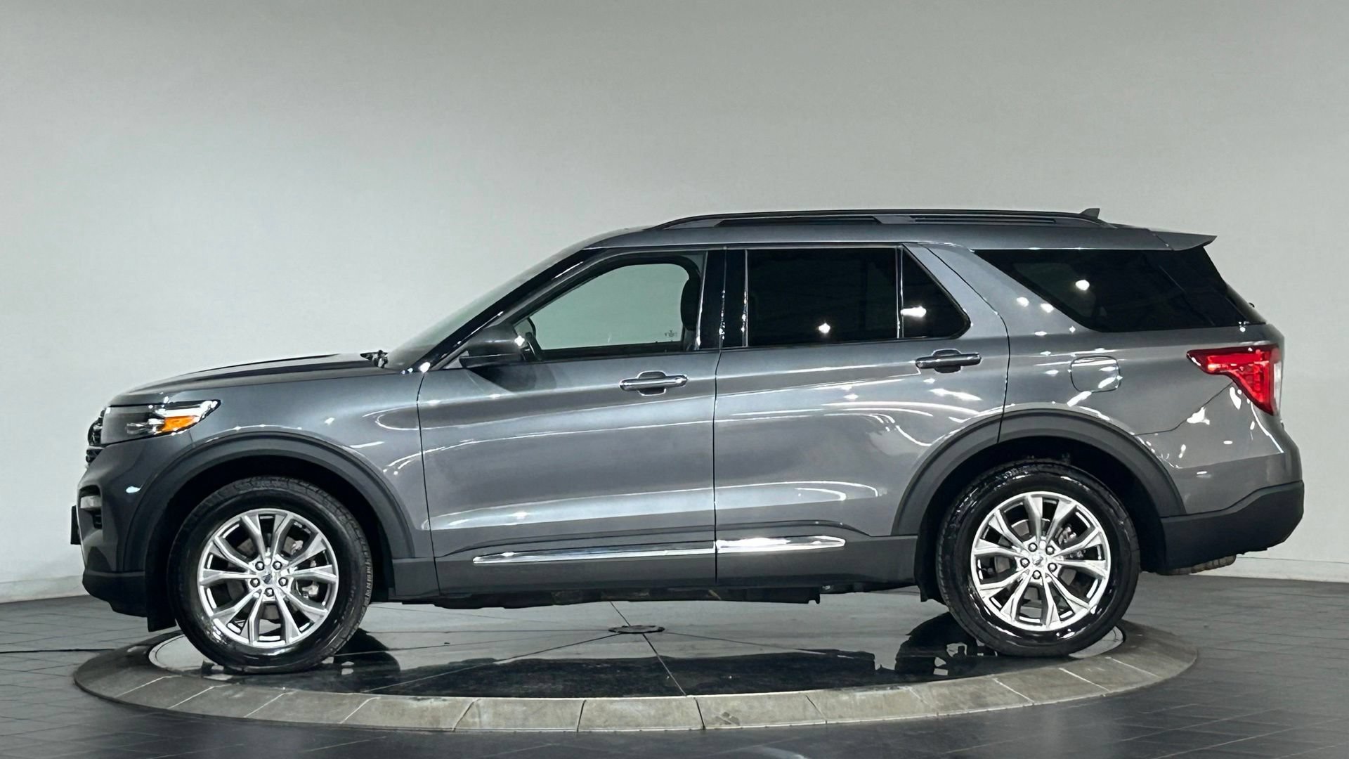 Used 2022 Ford Explorer XLT w/ Equipment Group 202A AWD/4WD image 6