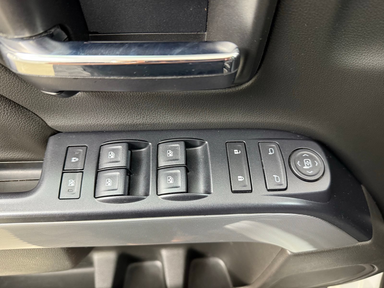 Used 2018 Chevrolet Silverado 1500 LT w/ All Star Edition AWD/4WD image 11