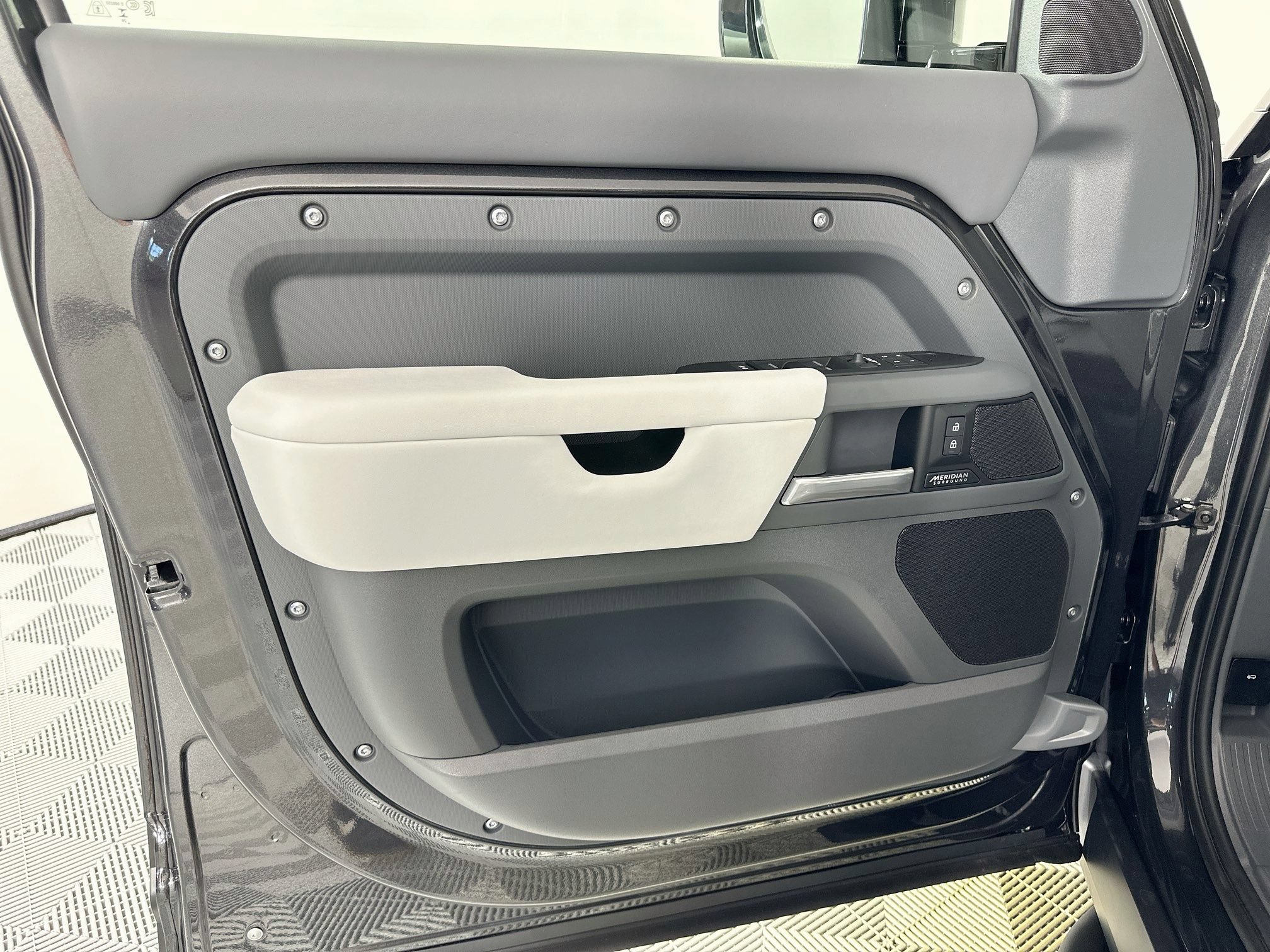 New 2026 Land Rover Defender 110 X-Dynamic SE AWD/4WD image 15