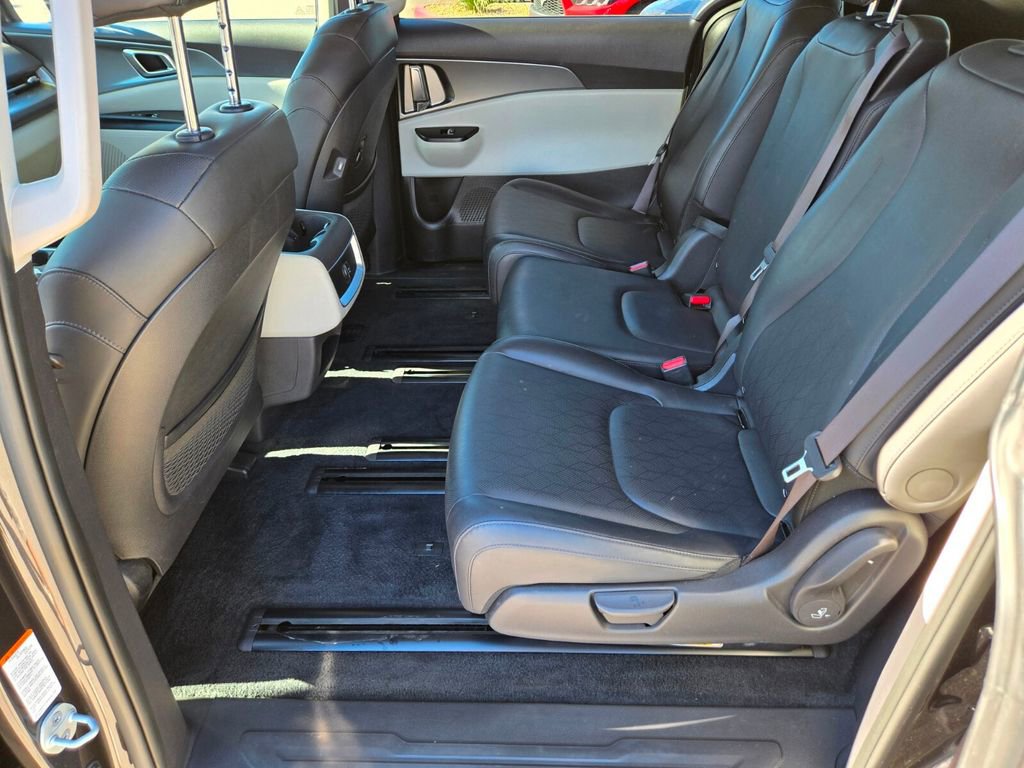 Used 2024 Kia Carnival LX FWD image 9