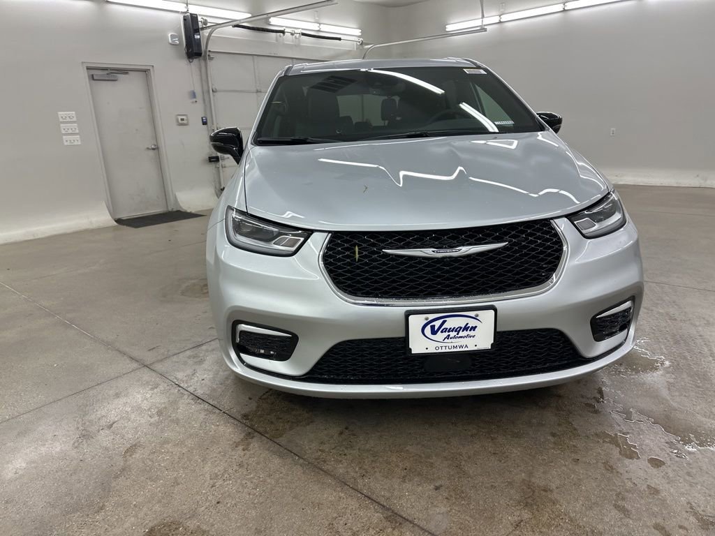 New 2026 Chrysler Pacifica Select image 3