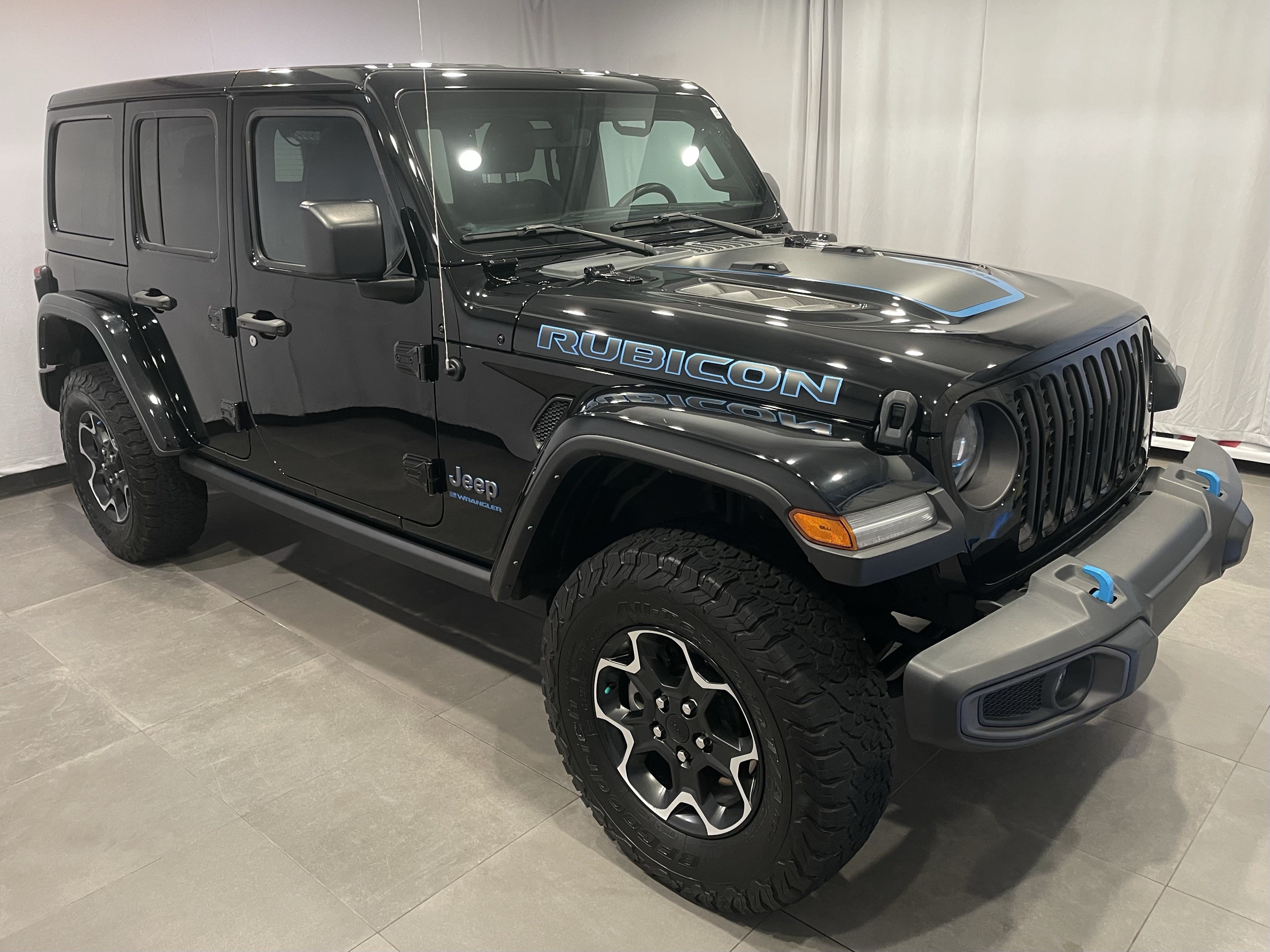 Used 2023 Jeep Wrangler Unlimited Rubicon 4xe w/ Cold Weather Group AWD/4WD image 3