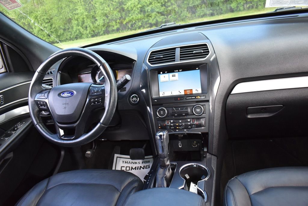 Used 2017 Ford Explorer XLT w/ Equipment Group 202A AWD/4WD image 27