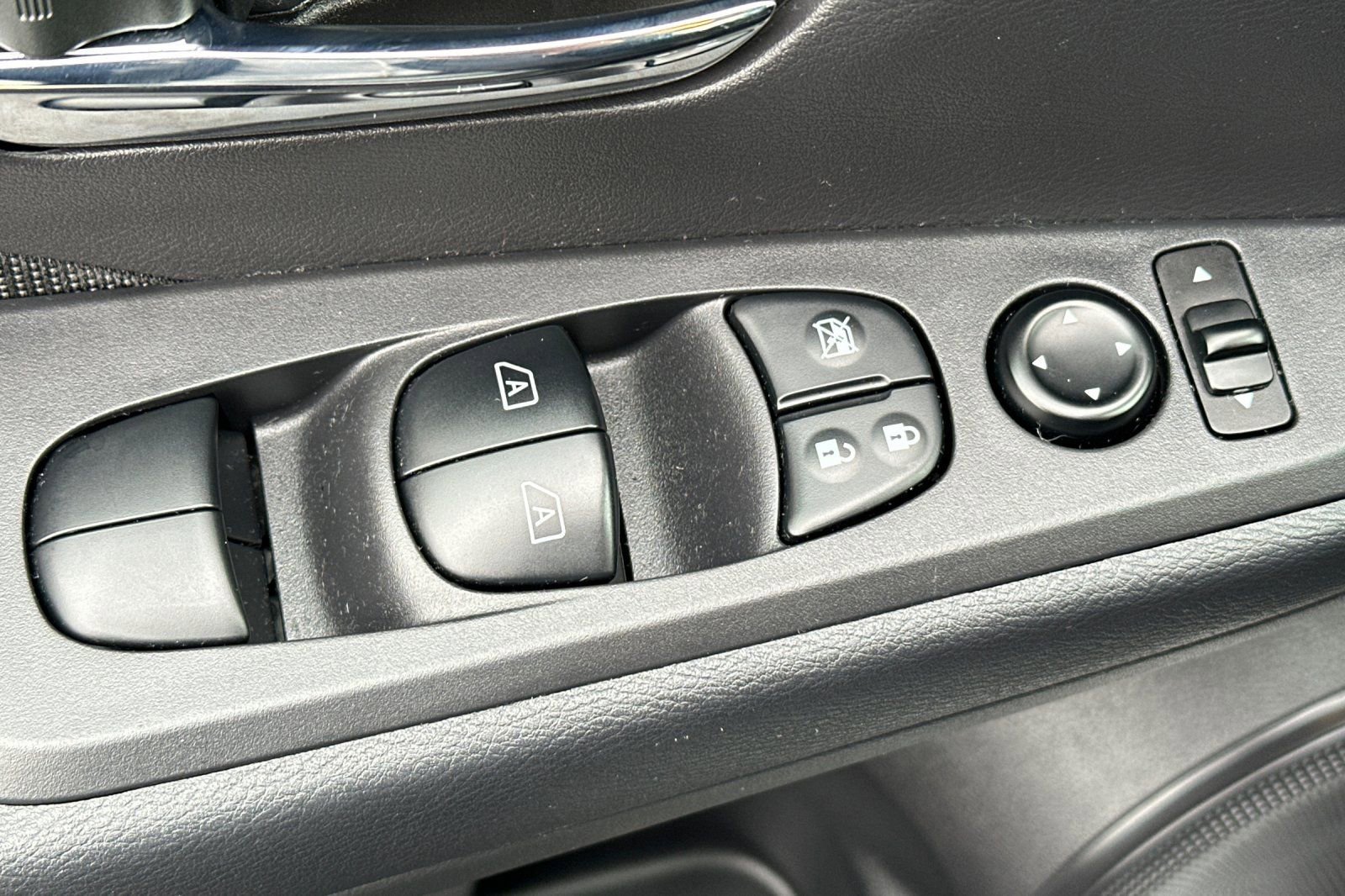 Used 2024 Nissan Kicks SV image 12