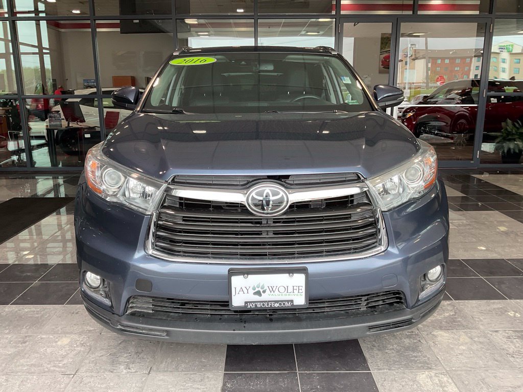 Used 2016 Toyota Highlander Limited w/ Driver Technology Package AWD/4WD image 2