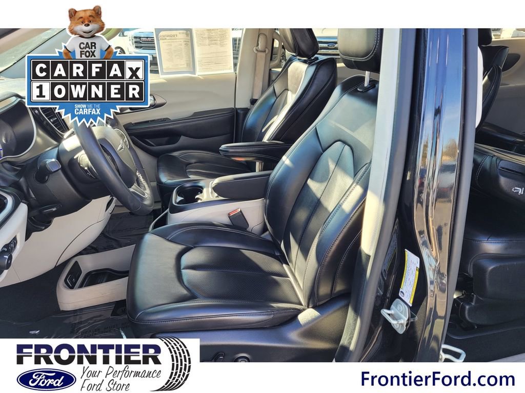 Used 2023 Chrysler Pacifica Touring-L image 8