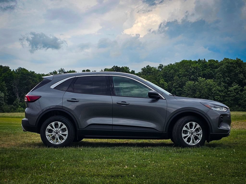 Used 2023 Ford Escape Active w/ Tech Pack #1 AWD/4WD image 2