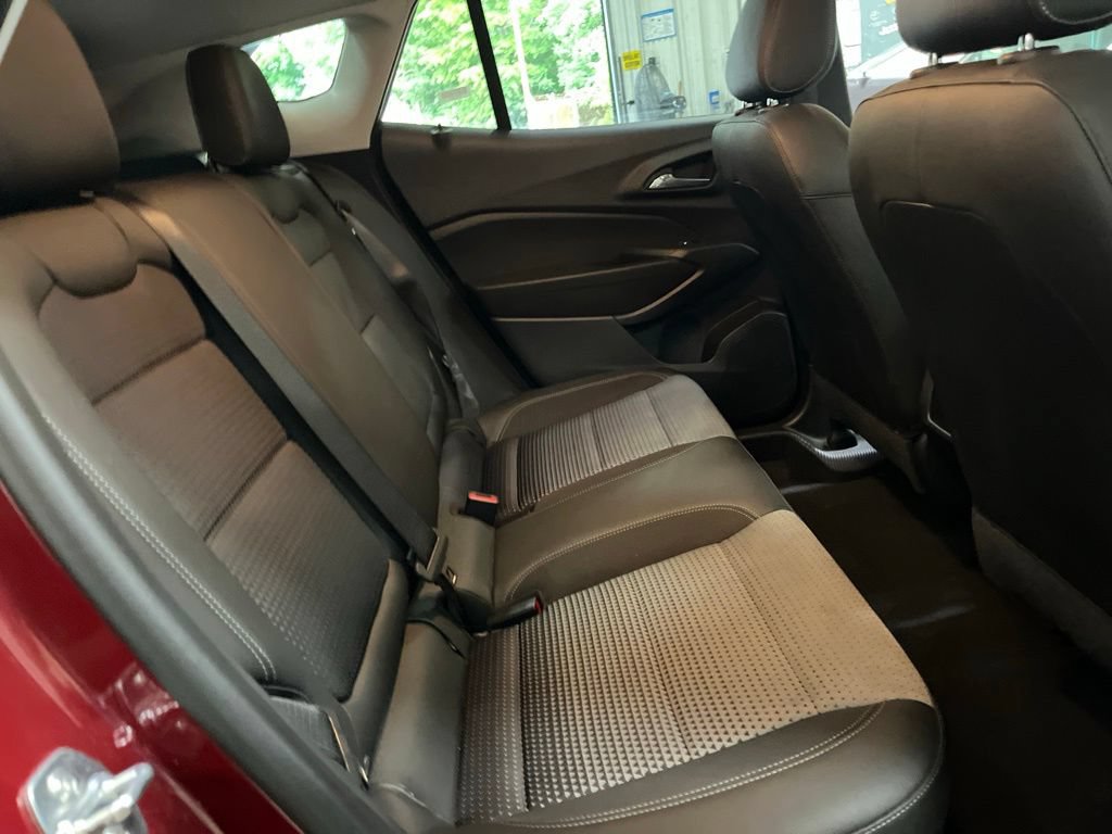 Used 2025 Chevrolet Trax LT w/ LT Convenience Package FWD image 24