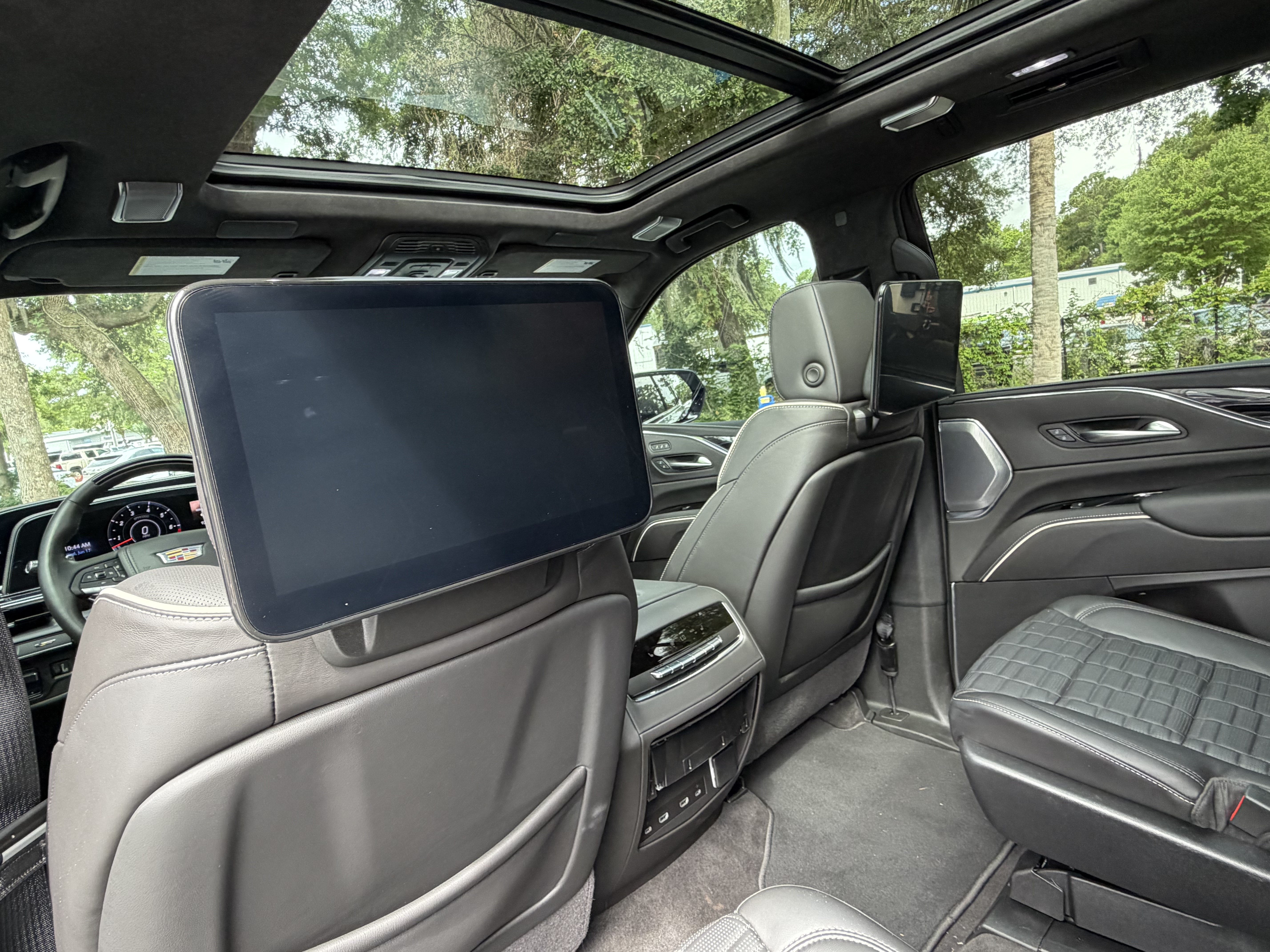 Used 2024 Cadillac Escalade V w/ LPO, ONYX Package AWD/4WD image 32