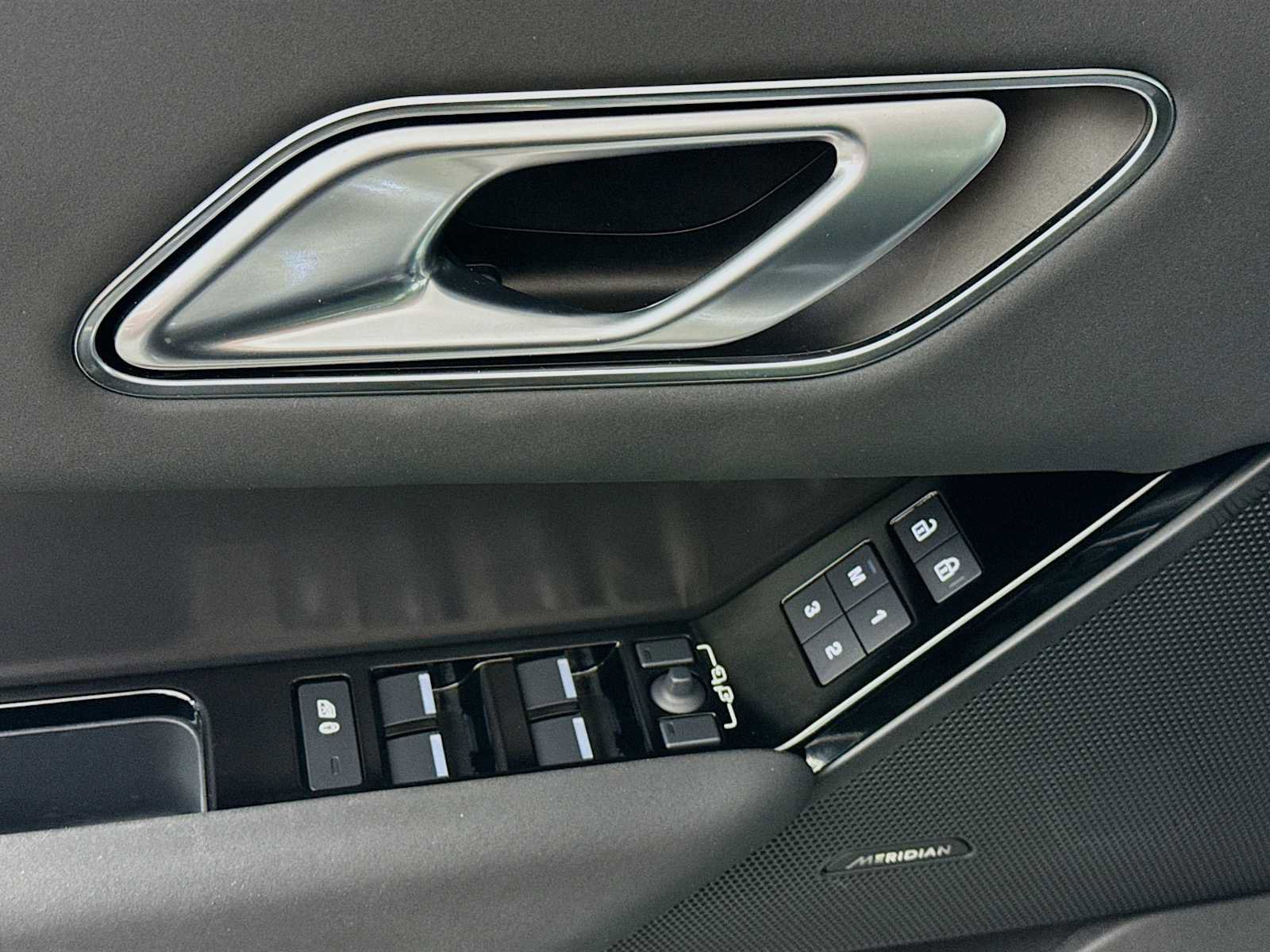 Used 2025 Land Rover Range Rover Velar Dynamic SE image 19