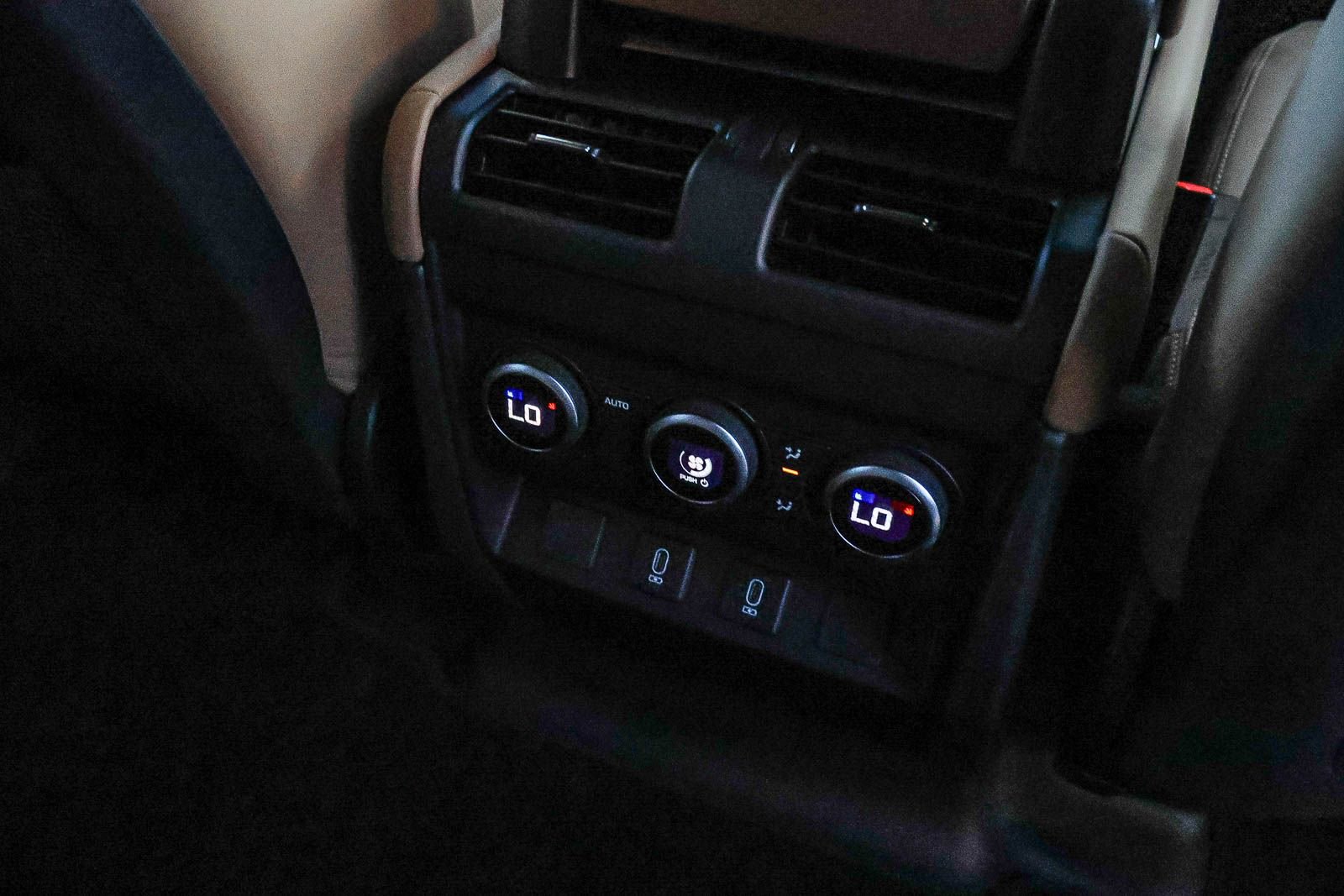 New 2026 Land Rover Defender 130 X-Dynamic SE image 18