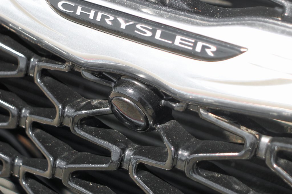 Used 2021 Chrysler Pacifica Touring w/ Uconnect Theater Family Group image 46