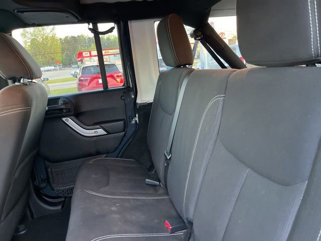 Used 2016 Jeep Wrangler Unlimited Rubicon w/ Connectivity Group AWD/4WD image 13