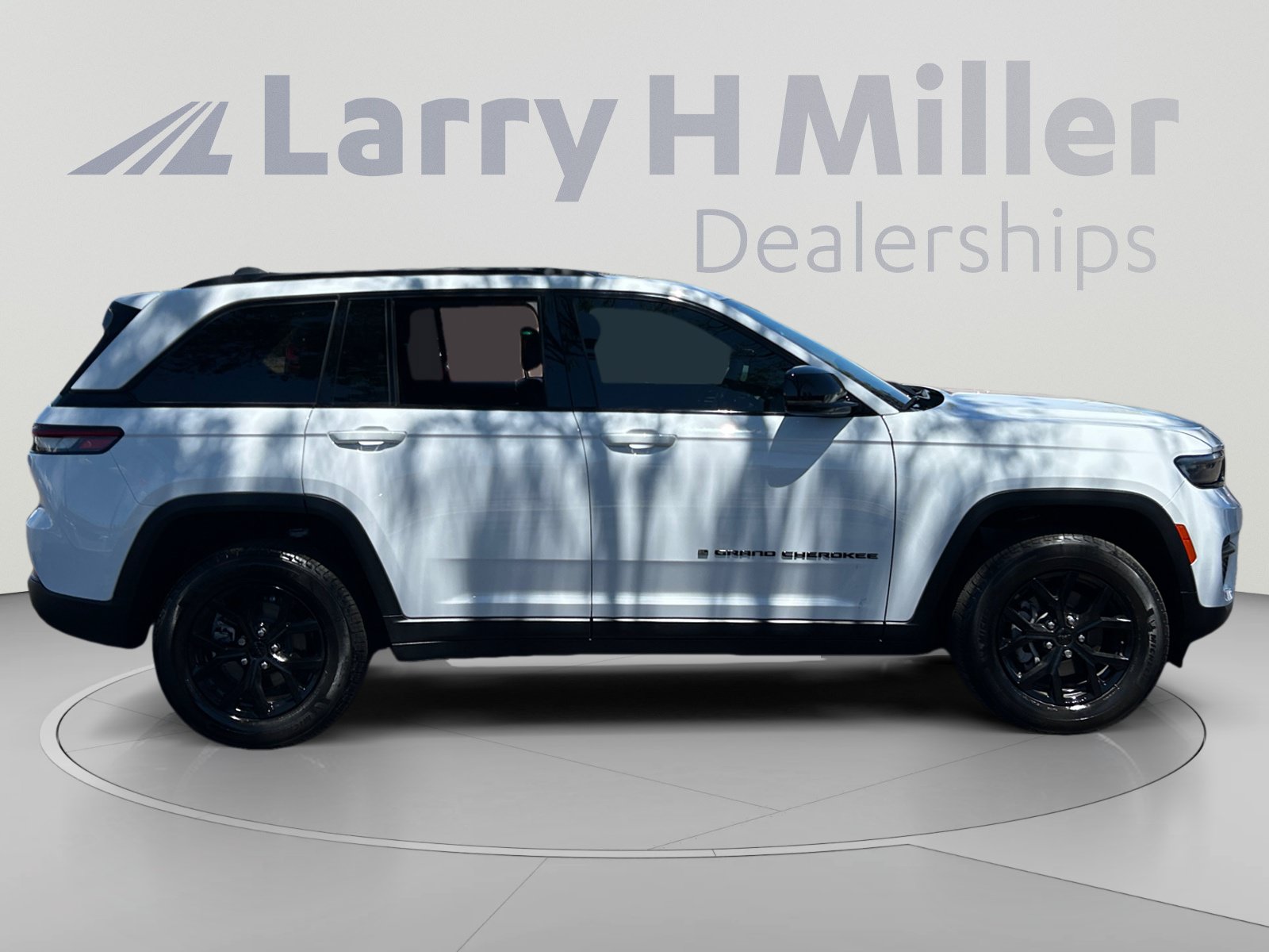 Used 2025 Jeep Grand Cherokee Altitude AWD/4WD image 6