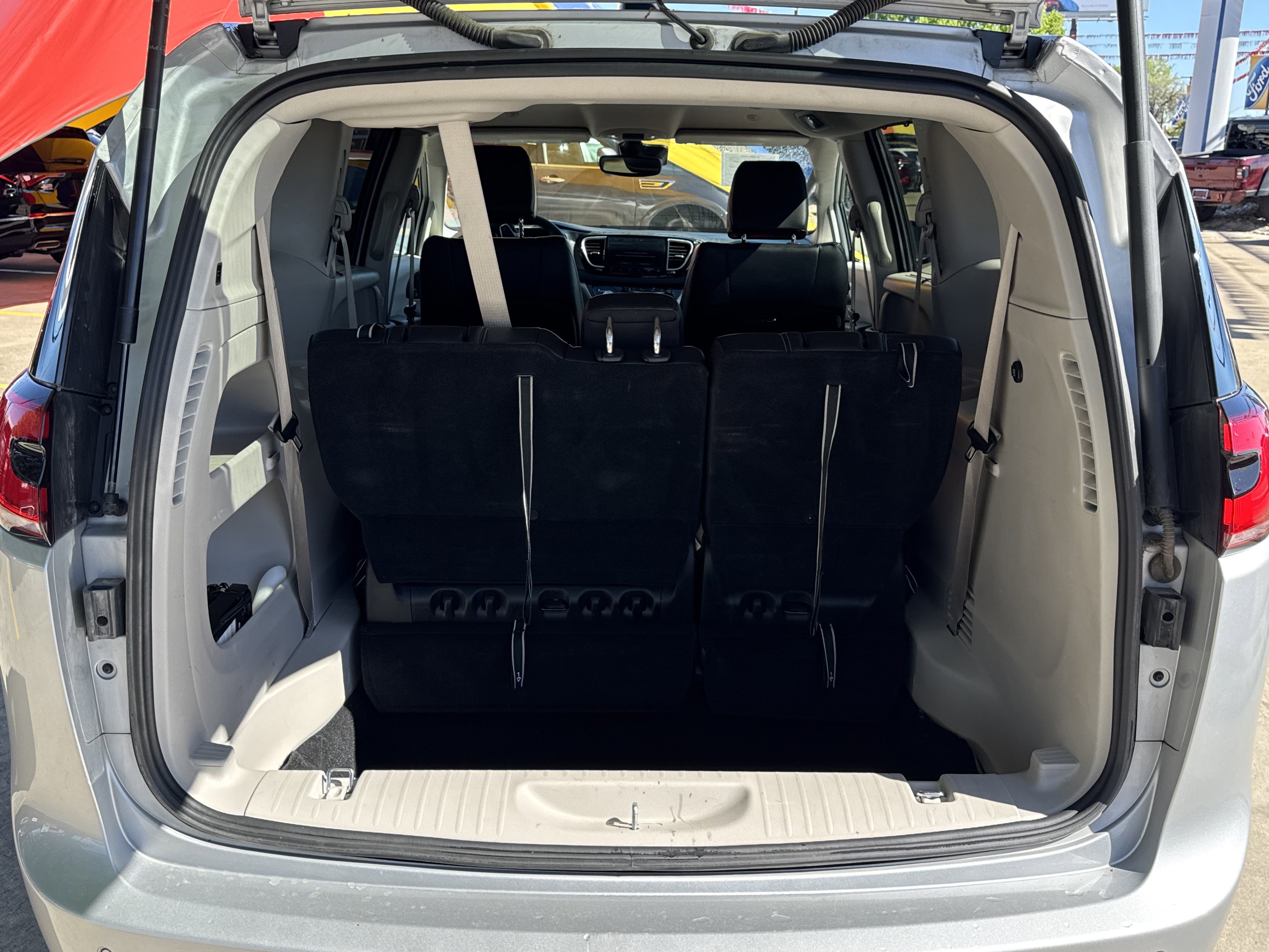 Used 2024 Chrysler Pacifica Touring-L image 7