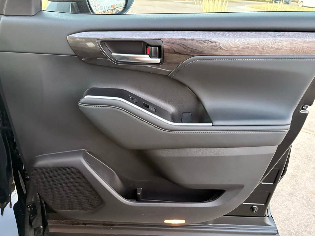 Used 2026 Toyota Highlander Limited image 30